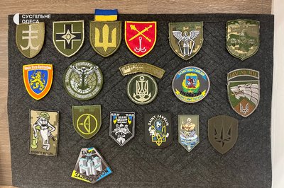 Понад сотню бійців за рік: в Одесі барбери безплатно стрижуть військових Понад сотню бійців за рік: в Одесі барбери безплатно стрижуть військових