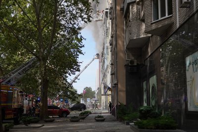 РФ атакувала середмістя Дніпра, пошкоджена офісна будівля: є загиблі й поранені, триває рятувальна операція РФ атакувала середмістя Дніпра, пошкоджена офісна будівля: є загиблі й поранені, триває рятувальна операція