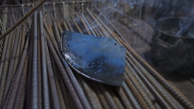 Робить сапи й розігрує в лотереї: як на Вінниччині коваль допомагає оборонцям Робить сапи й розігрує в лотереї: як на Вінниччині коваль допомагає оборонцям