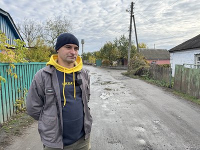 На Полтавщині волонтер самотужки латає ями на дорогах селища На Полтавщині волонтер самотужки латає ями на дорогах селища