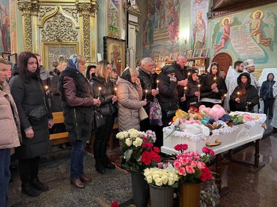 У Кривому Розі прощаються із семирічною Аріною Самодіною та її дідусем Сергієм, які загинули 4 квітня У Кривому Розі прощаються із семирічною Аріною Самодіною та її дідусем Сергієм, які загинули 4 квітня