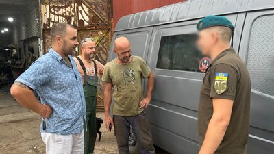 "FPV-дрон йому не страшний". Миколаївські волонтери передали військовим бронеавтомобіль "FPV-дрон йому не страшний". Миколаївські волонтери передали військовим бронеавтомобіль
