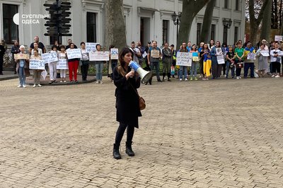 Одесити вкотре вийшли на пікет проти тендерів та закликали віддати гроші на ЗСУ Одесити вкотре вийшли на пікет проти тендерів та закликали віддати гроші на ЗСУ