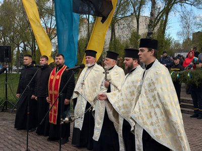 священники