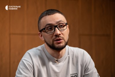 Радник міністра оборони, волонтер та засновник благодійного фонду Сергій Стерненко під час інтервʼю Суспільному, Київ, 7 липня 2026 року Радник міністра оборони, волонтер та засновник благодійного фонду Сергій Стерненко під час інтервʼю Суспільному, Київ, 7 липня 2026 року