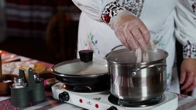 "Кулінарний спадок": як за допомогою веретена готують рубці з кишок у Бабині на Рівненщині "Кулінарний спадок": як за допомогою веретена готують рубці з кишок у Бабині на Рівненщині
