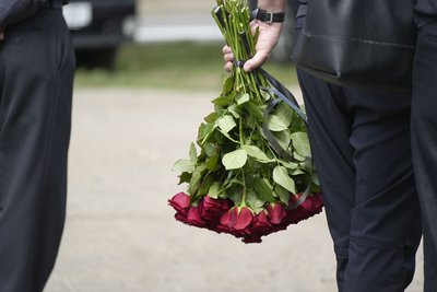 Троянди з траурною стрічкою Троянди з траурною стрічкою