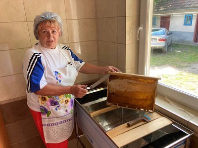 Викачка меду, мама бджолярки Оксана Левчук Викачка меду, мама бджолярки Оксана Левчук