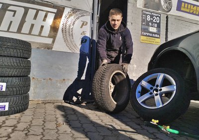 Скільки коштує в Луцьку заміна літньої гуми на зимову та чи є черги на шиномонтажах Скільки коштує в Луцьку заміна літньої гуми на зимову та чи є черги на шиномонтажах
