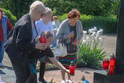 Лампадки, квіти, молебень: житомиряни вшанували пам’ять жертв політичних репресій Лампадки, квіти, молебень: житомиряни вшанували пам’ять жертв політичних репресій