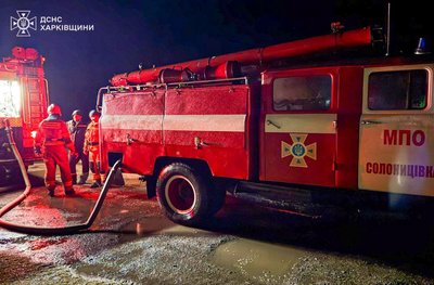 Пожежна машина на місці загорянні у Дворічному Куті, Харківська область Пожежна машина на місці загорянні у Дворічному Куті, Харківська область