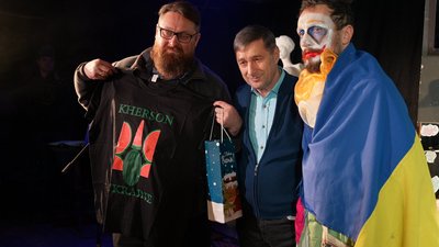 "Одноденний герой". У Херсоні відбулась прем'єра моновистави за п'єсою військового Володимира Туки "Одноденний герой". У Херсоні відбулась прем'єра моновистави за п'єсою військового Володимира Туки