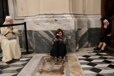Жінки сумують під час меси на честь покійного Папи Франциска в Латеранській базиліці Святого Іоанна в Римі Жінки сумують під час меси на честь покійного Папи Франциска в Латеранській базиліці Святого Іоанна в Римі