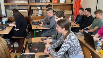 Керування дронами, стрільба, домедична допомога: як проходить урок "Захист України" в ліцеї на Рівненщині
