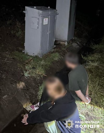 В Одесі затримали підлітків за підозрою у підпалі релейних шаф Укрзалізниці на замовлення спецслужб РФ В Одесі затримали підлітків за підозрою у підпалі релейних шаф Укрзалізниці на замовлення спецслужб РФ