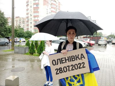 "Це злочин проти самої людяності": хвилиною мовчання в Хмельницькому вшанували жертв теракту в Оленівці "Це злочин проти самої людяності": хвилиною мовчання в Хмельницькому вшанували жертв теракту в Оленівці