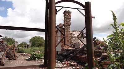 "Там уже не хати, а привиди": у Костобоброві, що за кілометр від кордону з РФ, досі проживають вісім людей "Там уже не хати, а привиди": у Костобоброві, що за кілометр від кордону з РФ, досі проживають вісім людей