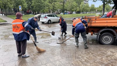 Затоплені автівки та забиті стоки: як у Миколаєві ліквідовують наслідки після сильної зливи Затоплені автівки та забиті стоки: як у Миколаєві ліквідовують наслідки після сильної зливи