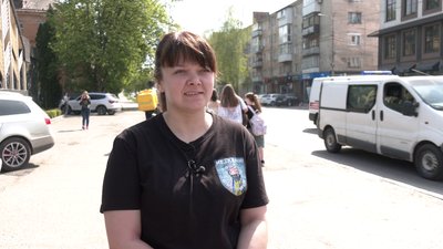 Ветеран, який втратив зір на війні, перевірив безар'єрність перехрестя у Рівному Ветеран, який втратив зір на війні, перевірив безар'єрність перехрестя у Рівному