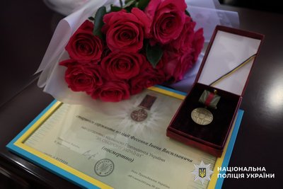 Родині загиблого поліцейського Донеччини передали відзнаку Президента України "За оборону України" Родині загиблого поліцейського Донеччини передали відзнаку Президента України "За оборону України"