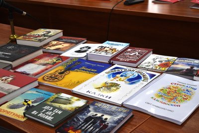 300 тисяч гривень на місцеву літературу: на Рівненщині обрали 13 книжок для бібліотек області 300 тисяч гривень на місцеву літературу: на Рівненщині обрали 13 книжок для бібліотек області