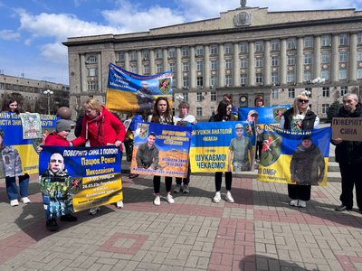 "Хочемо, щоб кожен знайшов свого рідного": у Черкасах відбулась акція на підтримку 110 окремої механізованої бригади "Хочемо, щоб кожен знайшов свого рідного": у Черкасах відбулась акція на підтримку 110 окремої механізованої бригади