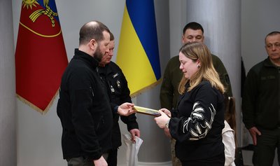 У Хмельницькому відзнаки "За оборону України" (посмертно) отримали чотири правоохоронці У Хмельницькому відзнаки "За оборону України" (посмертно) отримали чотири правоохоронці