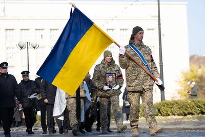 В Ужгороді попрощалися з полеглим захисником Володимиром Бондаренком В Ужгороді попрощалися з полеглим захисником Володимиром Бондаренком