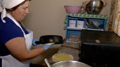 Волонтерка з Вінниччини готує млинці для оборонців Волонтерка з Вінниччини готує млинці для оборонців