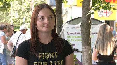 Комунікаційниця БО "Чернівська мережа" Надія Шеремет розповідає про те, як у Чернігові мобільна амбулаторія виїжджає у різні мікрорайони і безплатно тестують на ВІЛ, гепатит та сифіліс Комунікаційниця БО "Чернівська мережа" Надія Шеремет розповідає про те, як у Чернігові мобільна амбулаторія виїжджає у різні мікрорайони і безплатно тестують на ВІЛ, гепатит та сифіліс