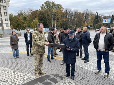У Полтаві біля стягу встановили табличку 225-го зенітного ракетного полку У Полтаві біля стягу встановили табличку 225-го зенітного ракетного полку