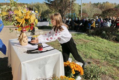 відкриття пам’ятних таблиць, лампадки, люди