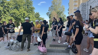 Молодь, яка приїхала допомогти відновити бібліотеку у Рогані на Харківщині Молодь, яка приїхала допомогти відновити бібліотеку у Рогані на Харківщині