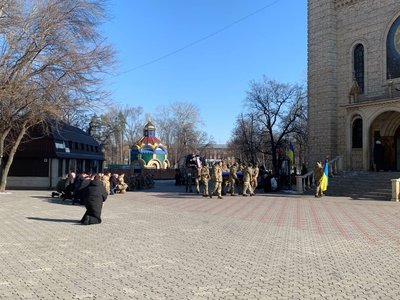 На колінах та зі сльозами на очах: у Черкасах в останню путь провели військового На колінах та зі сльозами на очах: у Черкасах в останню путь провели військового