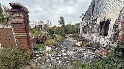 Зруйновані обстрілами будинки Святогірськ Донецька область 19 вересня 2025 рік Зруйновані обстрілами будинки Святогірськ Донецька область 19 вересня 2025 рік