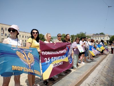 У Кропивницькому влаштували автопробіг на підтримку полонених маріупольського гарнізону У Кропивницькому влаштували автопробіг на підтримку полонених маріупольського гарнізону