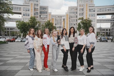 Учасниці Всесвітнього дня вишиванки у Харкові Учасниці Всесвітнього дня вишиванки у Харкові