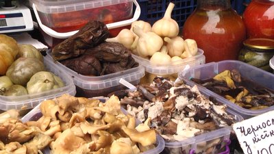 Маринована та солена продукція на ринку до свят користується попитом Маринована та солена продукція на ринку до свят користується попитом