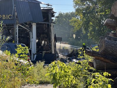 Російські дрони вдарили по нежитловому приміщенню у Сумах: під завалами знайшли тіло охоронця Російські дрони вдарили по нежитловому приміщенню у Сумах: під завалами знайшли тіло охоронця