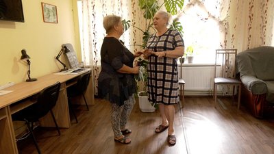 Переселенка, що переїхала на Вінниччину, шиє ноші для військовослужбовців Переселенка, що переїхала на Вінниччину, шиє ноші для військовослужбовців