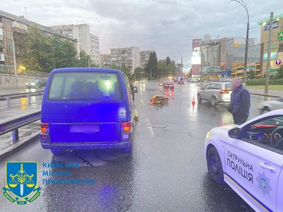 У Києві нетверезий кур'єр сів за кермо скутера і спричинив ДТП У Києві нетверезий кур'єр сів за кермо скутера і спричинив ДТП
