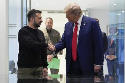 Дональд Трамп та Володимир Зеленський під час зустрічі у Нью-Йорку 27 вересня 2024 року. Дональд Трамп та Володимир Зеленський під час зустрічі у Нью-Йорку 27 вересня 2024 року.