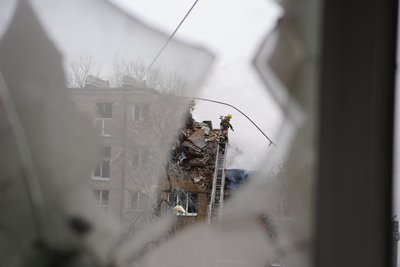 Рятувальники на місці влучання російської ракети в багатоповерхівку у Київському районі Харкова, 7 березня 2026 року Рятувальники на місці влучання російської ракети в багатоповерхівку у Київському районі Харкова, 7 березня 2026 року
