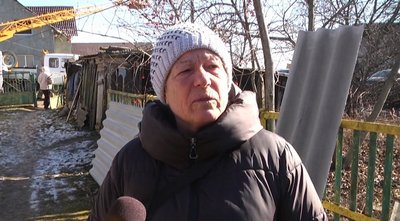 Донька Марії Мельничук Людмила Храпко зранку, крім вибитих вікон, побачила й інші пошкодження у будинку Донька Марії Мельничук Людмила Храпко зранку, крім вибитих вікон, побачила й інші пошкодження у будинку