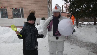 Діти ліплять снігові фортеці на подвір'ях своїх дитсадків у Рівному Діти ліплять снігові фортеці на подвір'ях своїх дитсадків у Рівному