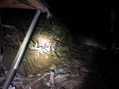 Російські окупанти вдарили по будинку у Вовчанську: з-під завалів дістали двох людей Російські окупанти вдарили по будинку у Вовчанську: з-під завалів дістали двох людей