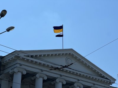 "Це свята ініціатива": у кількох містах Полтавщини підняли біло-чорний "Прапор Надії" "Це свята ініціатива": у кількох містах Полтавщини підняли біло-чорний "Прапор Надії"