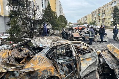 Вигорілі автівки та пошкоджені будинки: фото наслідків третьої поспіль російської атаки БпЛА по Одесі та передмістю