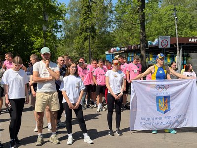 Люди зібралися, аби нагадати суспільству про оборонців Маріуполя, які перебувають у полоні, 17 травня 2026 року, Хмельницький Люди зібралися, аби нагадати суспільству про оборонців Маріуполя, які перебувають у полоні, 17 травня 2026 року, Хмельницький