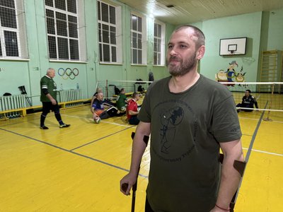Ветерани у Полтаві приносять зарядну станцію, аби мати тренування з волейболу сидячи Ветерани у Полтаві приносять зарядну станцію, аби мати тренування з волейболу сидячи